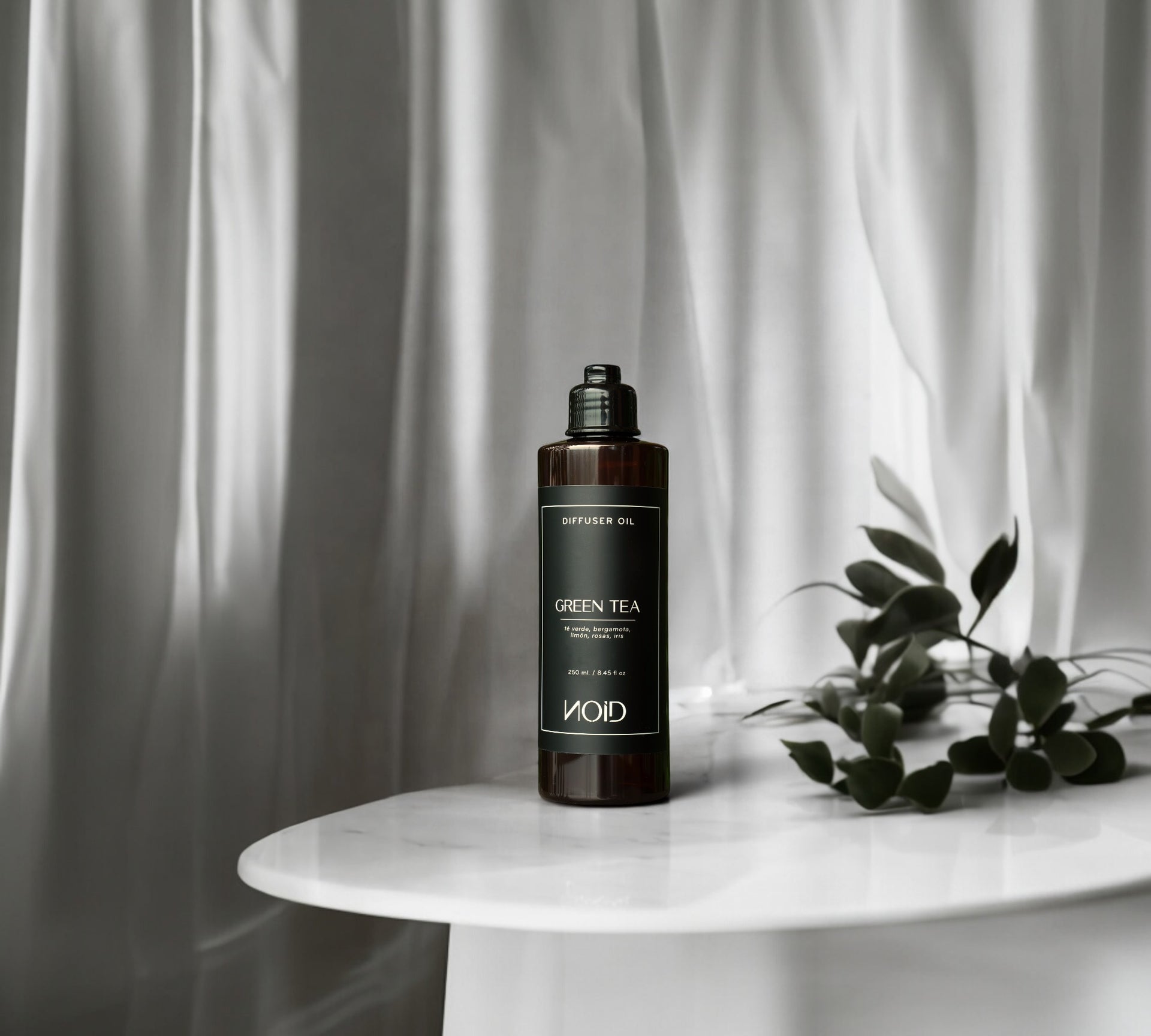 Botella Diffuser Oil Green Tea NOID junto a cortinas en ambiente elegante