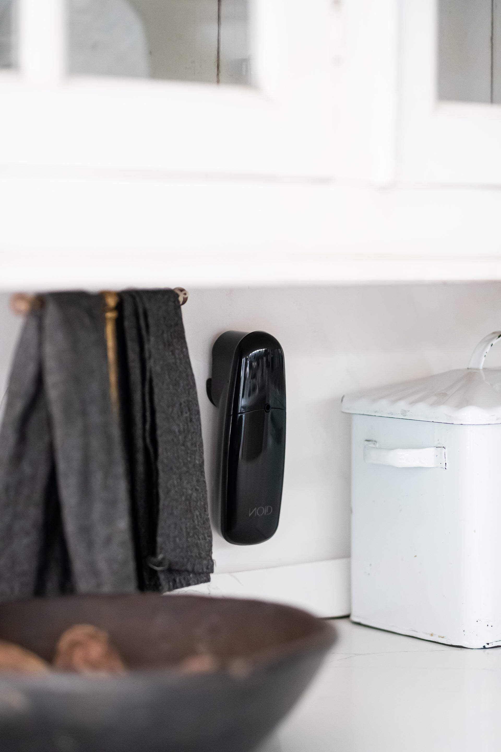 Difusor NOID Car Mist montado en pared de cocina