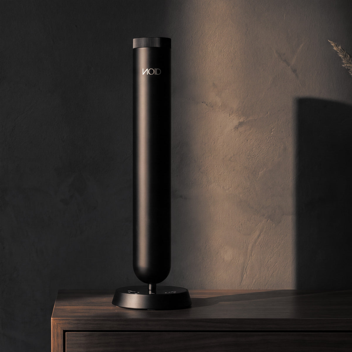 NOID Stick Pro, difusor de aromas inalámbrico en un espacio de luz tenue